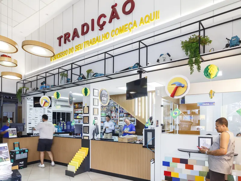 Balcão de atendimento da Tradição Ferragens em Duque de Caxias